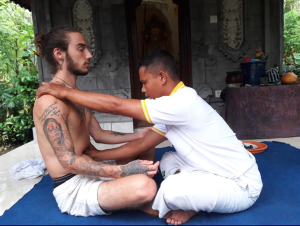 retraite yoga bali balian guérisseur traditionnel balinais