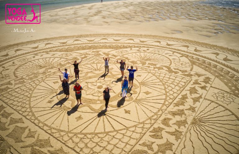 land art sur la plage en vendée le fil de la vie