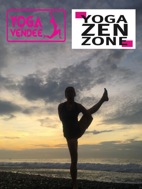 Posture de yoga au coucher de soleil sur la plage