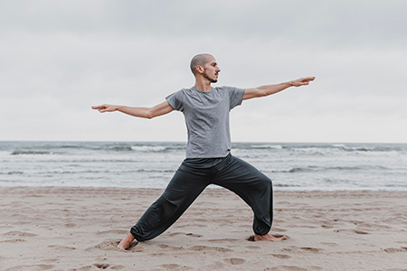 Position de Qi Gong Yoga Mix sur la plage en Vendée à La Roche-sur-Yon