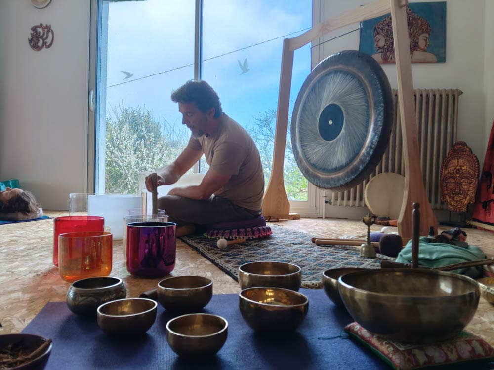 Bains sonores en Vendée avec Philippe : Yoga Sound, bols tibétains et relaxation