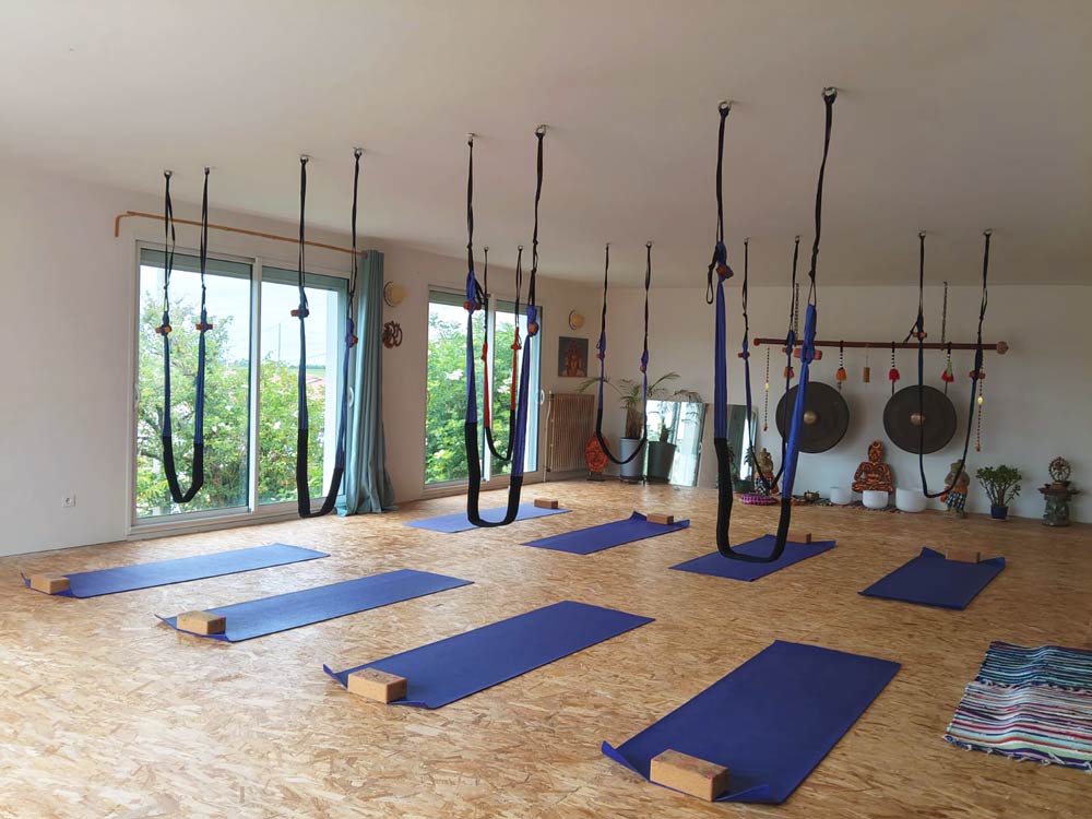Cours de Flying Yoga en Vendée, près de La Roche-sur-Yon, Les Sables-d'Olonne et La Tranche-sur-Mer