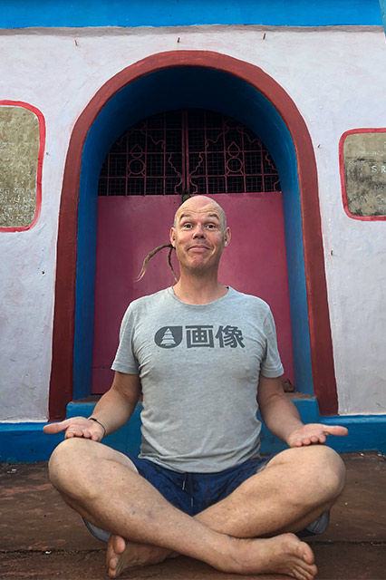 Nicolas Seys, professeur de yoga en Vendée : Hatha Yoga, méditation et yoga sur chaise